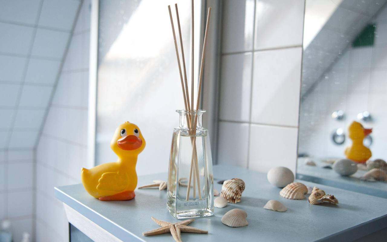Eine Badeente und Duftmittel in einem Badezimmer