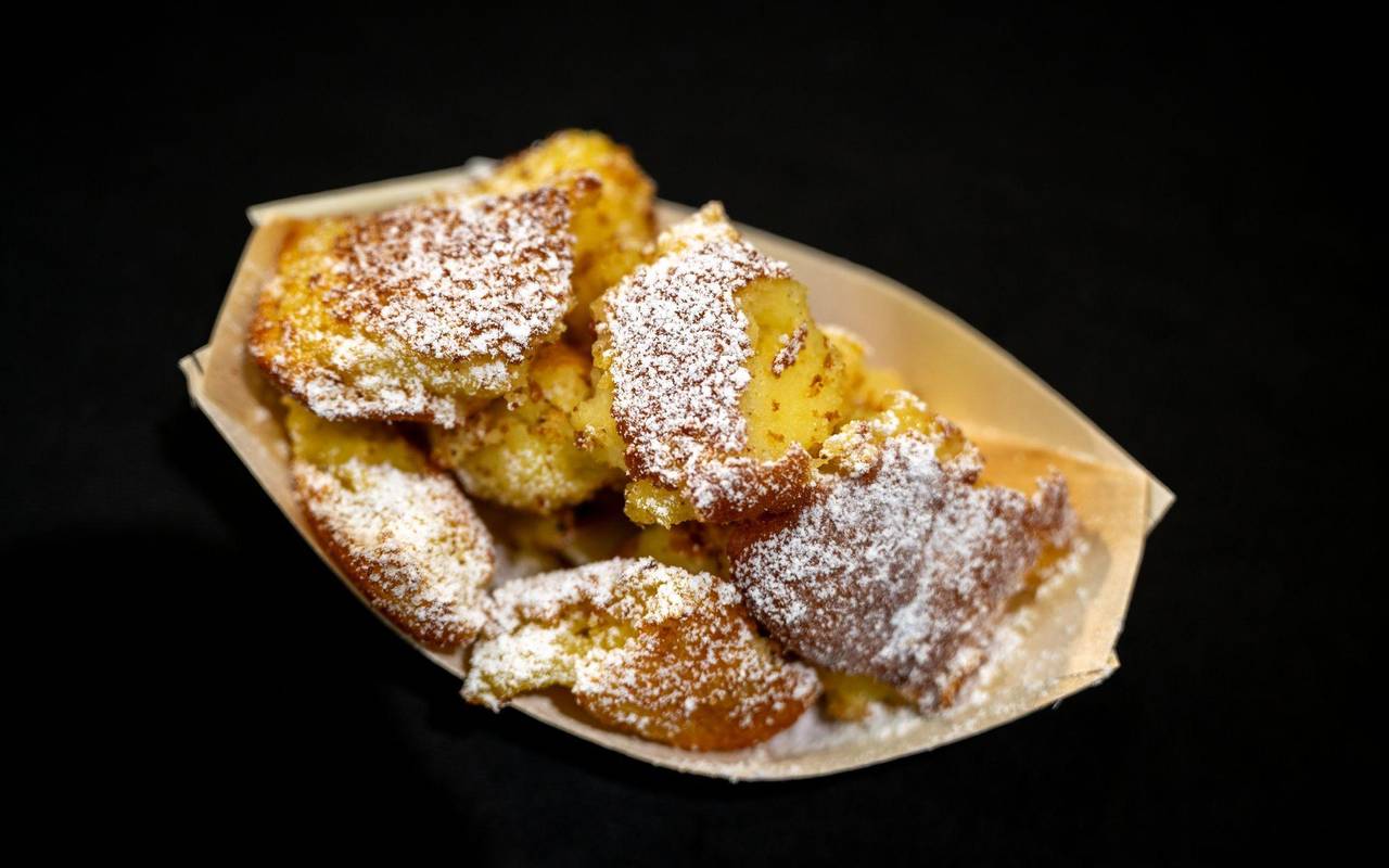 Eine Portion Kaiserschmarrn auf einem schwarzen Tisch