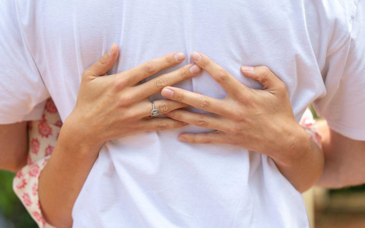 Eine Frau und ein Mann umarmen sich