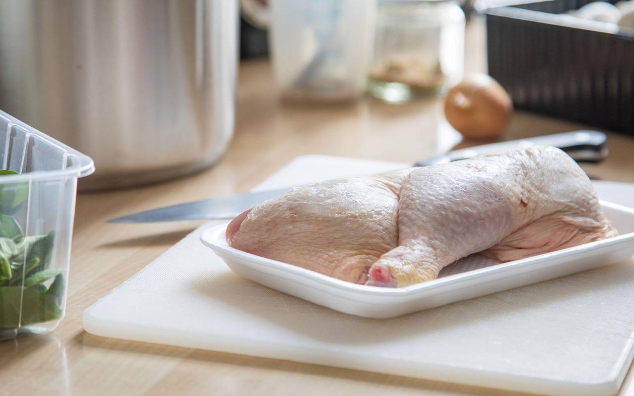 Rohe Hähnchenschenkel liegen in einer Kunststoffschale