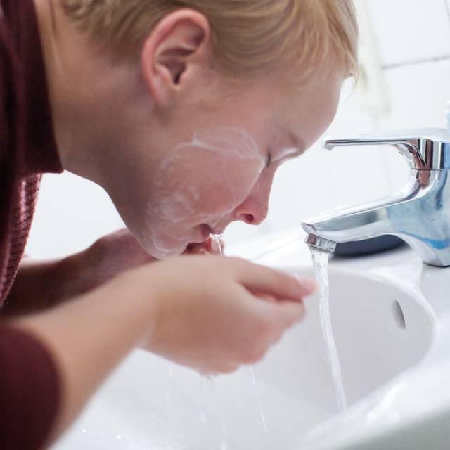 Frau wäscht sich das Gesicht