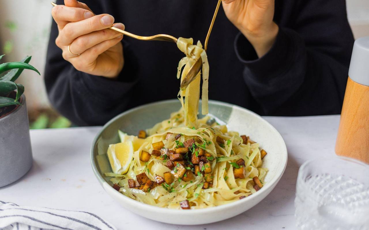 Vegane Kraut-Zwiebel-Nudeln mit Räuchertofu