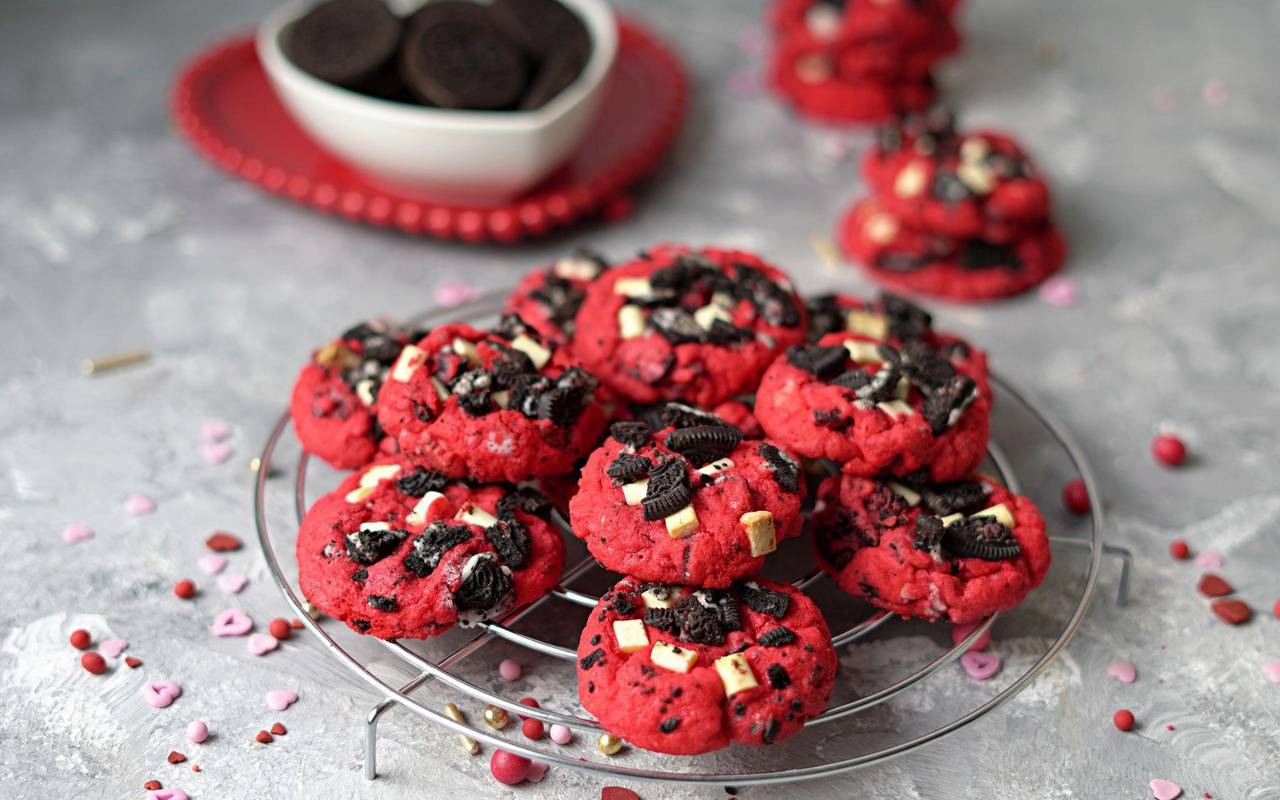 Red Velvet Cookies auf einem Tisch