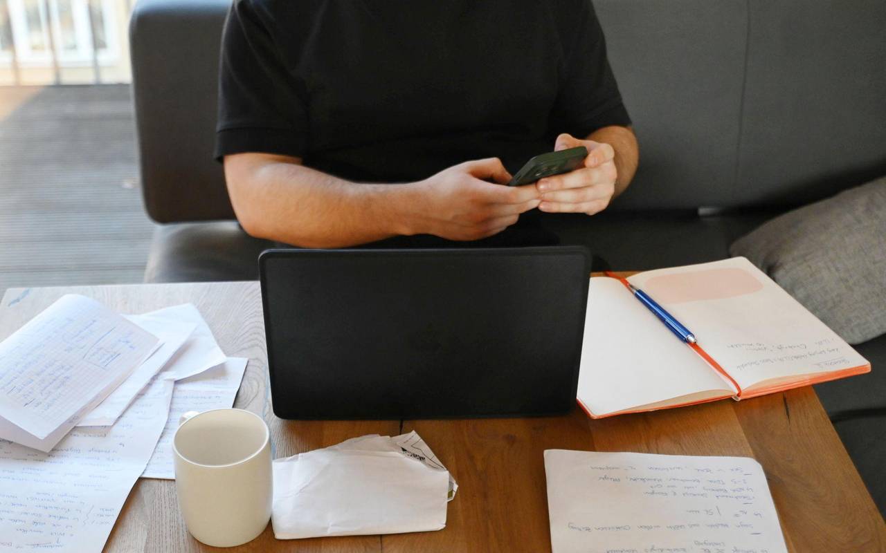 Eine Person arbeitet im Homeoffice