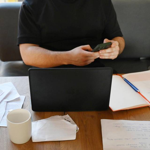 Eine Person arbeitet im Homeoffice