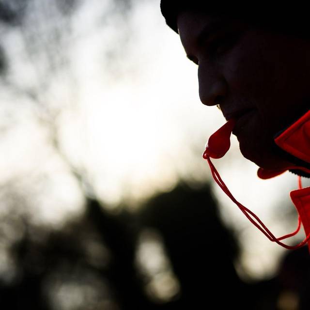 Ein Beschäftigter demonstriert im Rahmen eines Warnstreiks