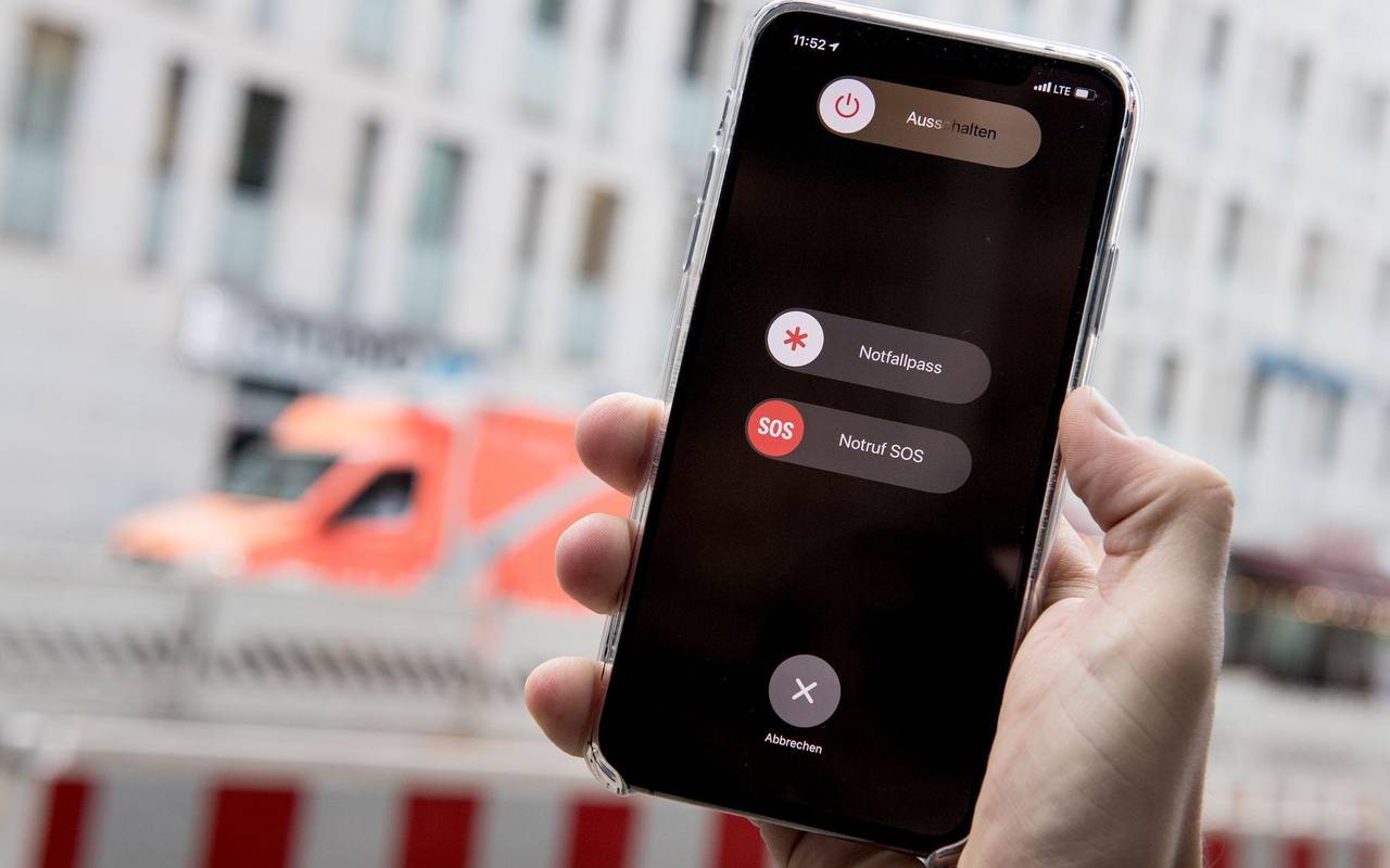 Mann bedient Funktion «Notruf SOS» auf seinem iPhone