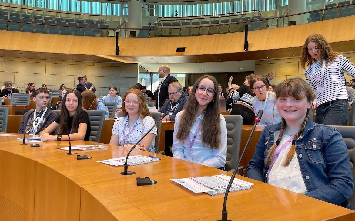 Schülerinnen und Schüler sitzen im Plenarsaal des Landtags