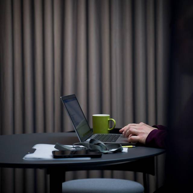 Mann arbeitet am Laptop