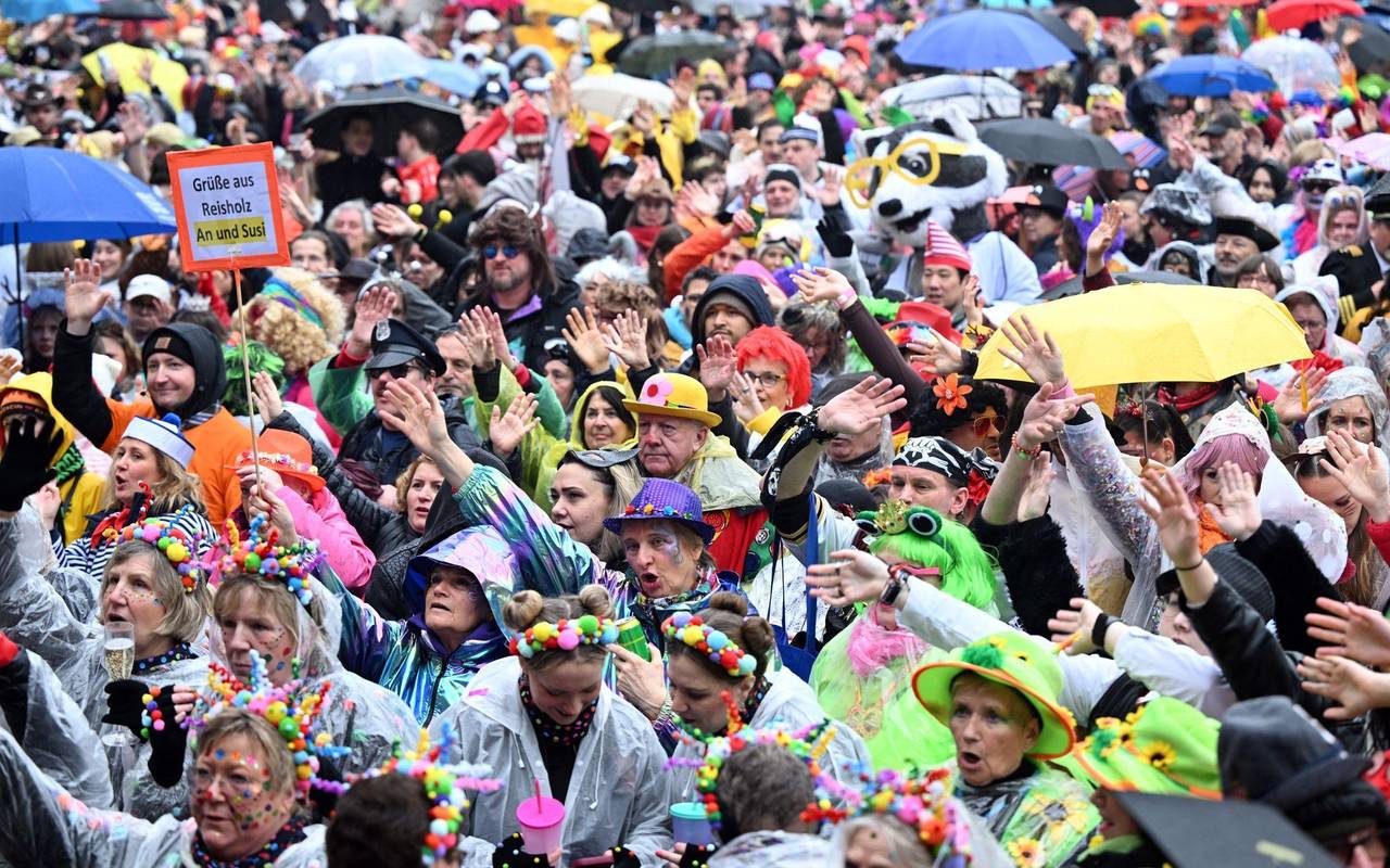 Weiberfastnacht in Düsseldorf