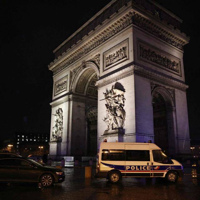 Gendarm am Pariser Triumphbogen angegriffen