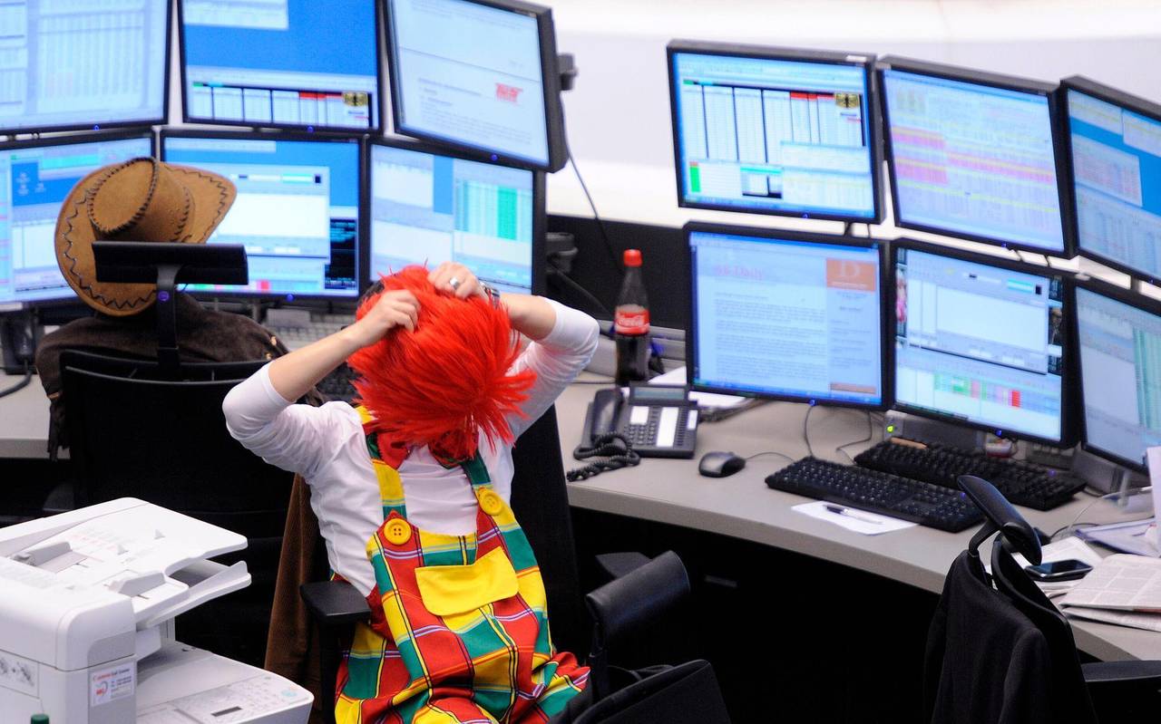 Ein als Clown verkleideter Wertpapierhändler