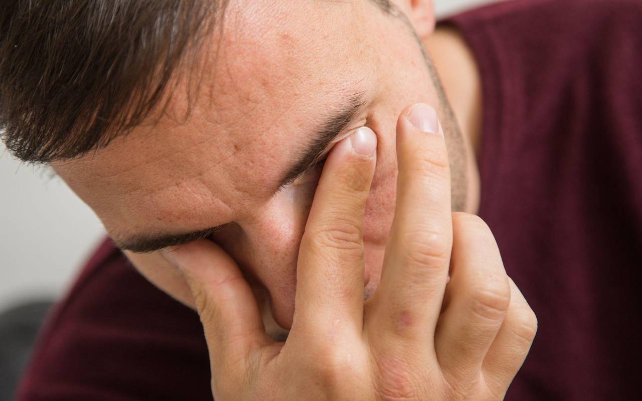 Ein Mann reibt sich die Augen