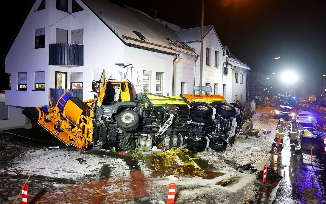 Räumfahrzeug umgekippt
