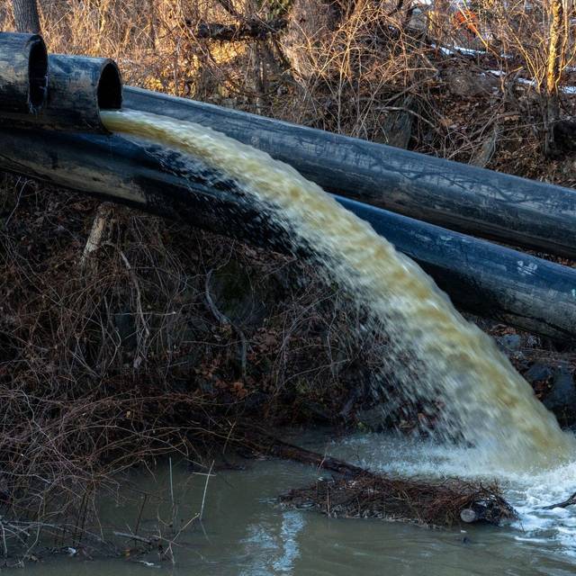 Abwasser im Fluss Potomac