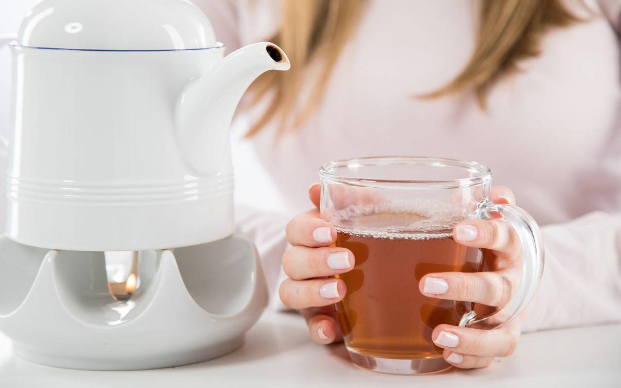 Eine Frau trinkt einen Detox-Tee