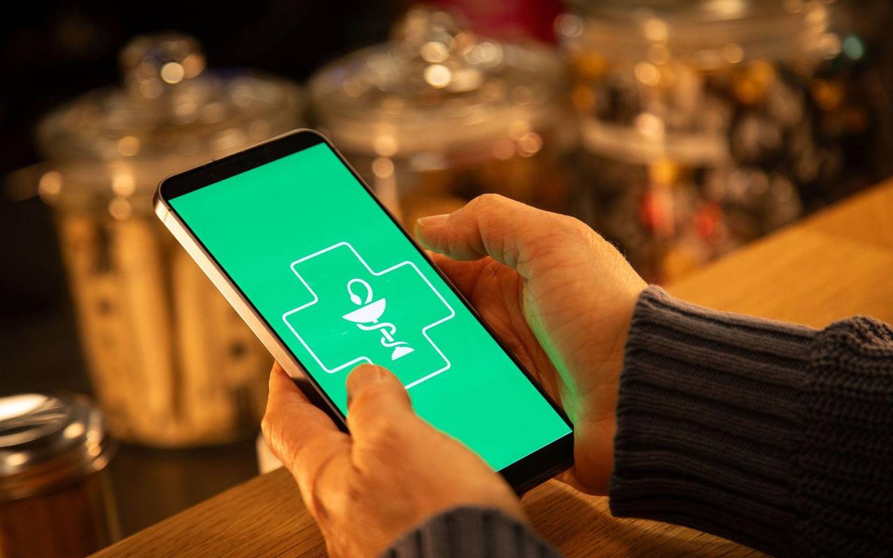 Eine Frau nutzt eine digitale Gesundheits-App auf dem Smartphone