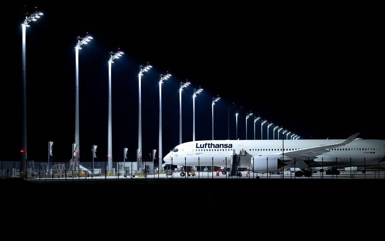 Ein Flugzeug der Lufthansa steht am Flughafen München