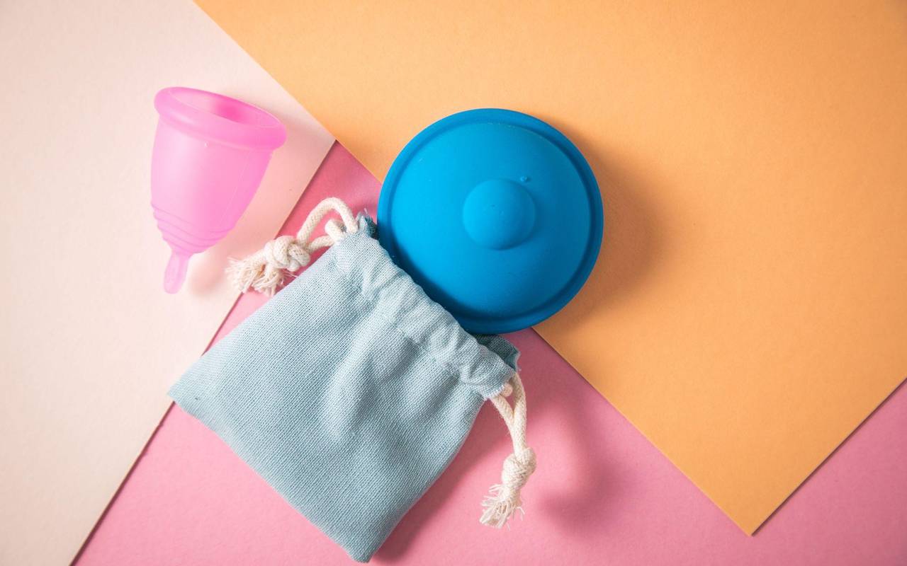 Eine Menstruationstasse und eine Menstruationsdisc