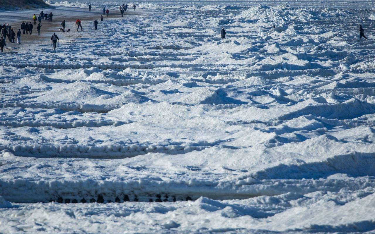 Eisberge türmen sich an der Ostseeküste