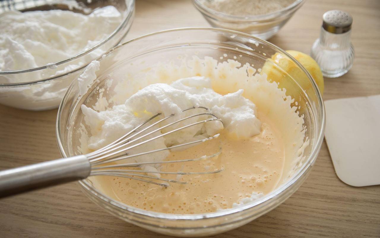 Aufgeschlagene Eischnee wird unter Eigelb-Zucker-Masse gehoben