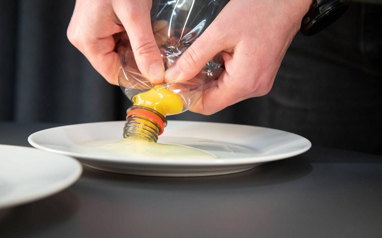 Das Eigelb wird in eine Plastikflasche gesogen