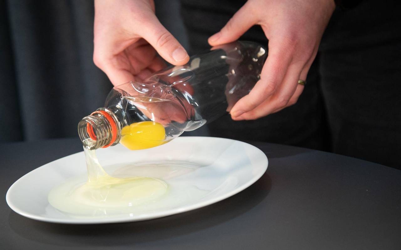Eigelb ist in einer Plastikflasche zu sehen
