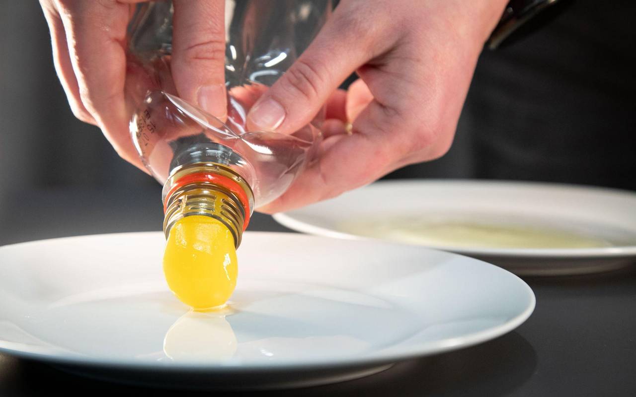 Eigelb wird aus einer Plastikflasche gedrückt