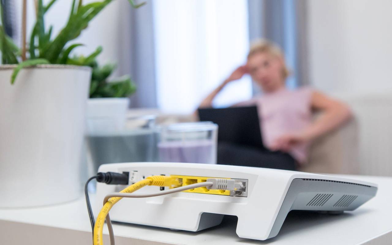 Router steht auf einem Regal