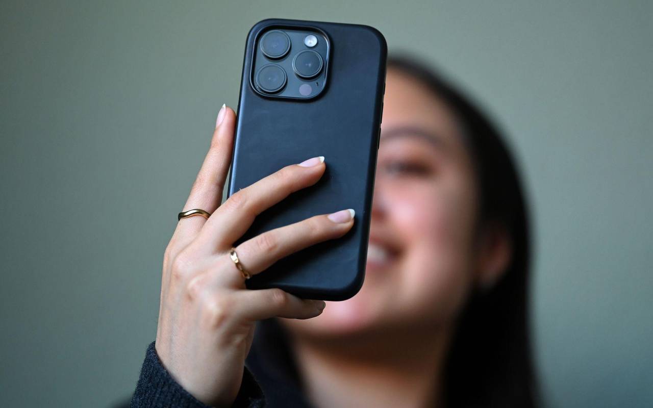 Junge Frau mit Smartphone