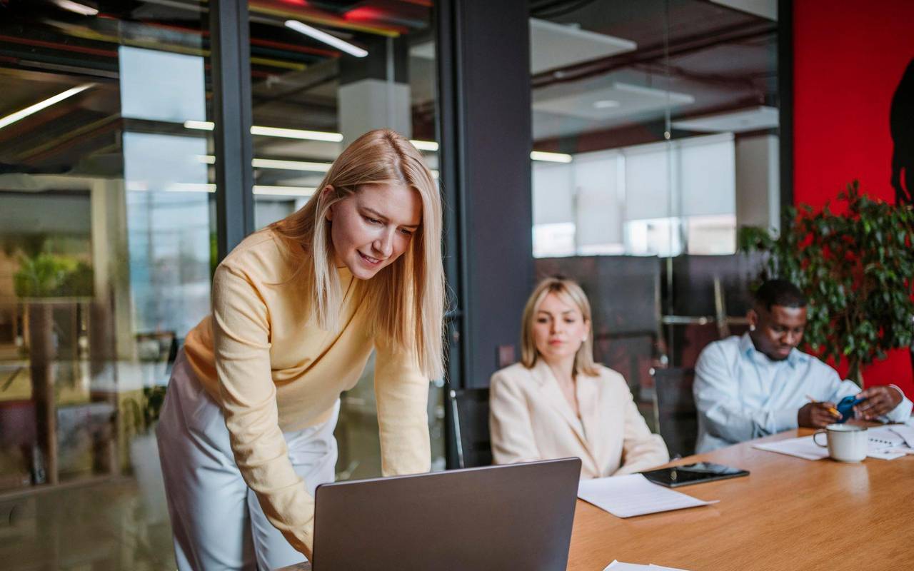 Kollegen arbeiten gemeinsam in einem Büro