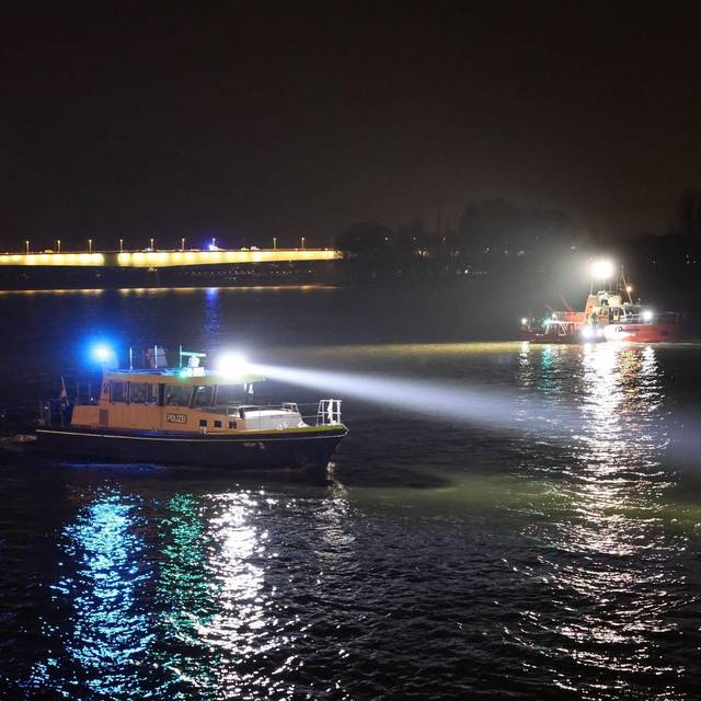 PKW fährt in den Rhein - eine Person lebensgefährlich verletzt