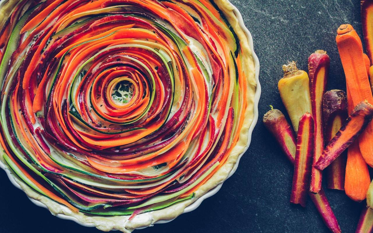 Bunte Möhren-Zucchini-Tarte