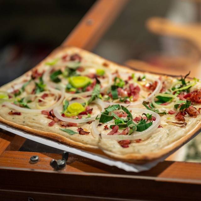 Ein Flammkuchen mit Lauch und Speck