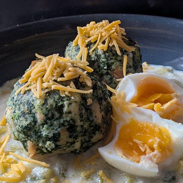 Spinatknödel mit Käse-Lauch-Soße