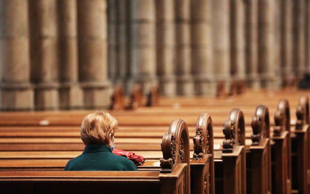 Eine Frau im Kölner Dom