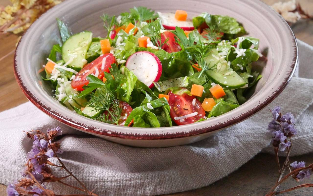 Salat steht auf einem Tisch