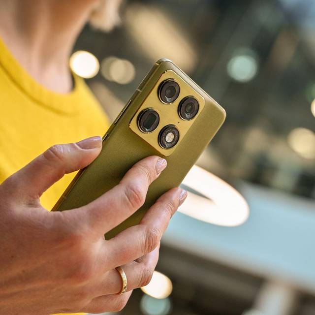 Eine Frau hält das Motorola Signature in der Hand