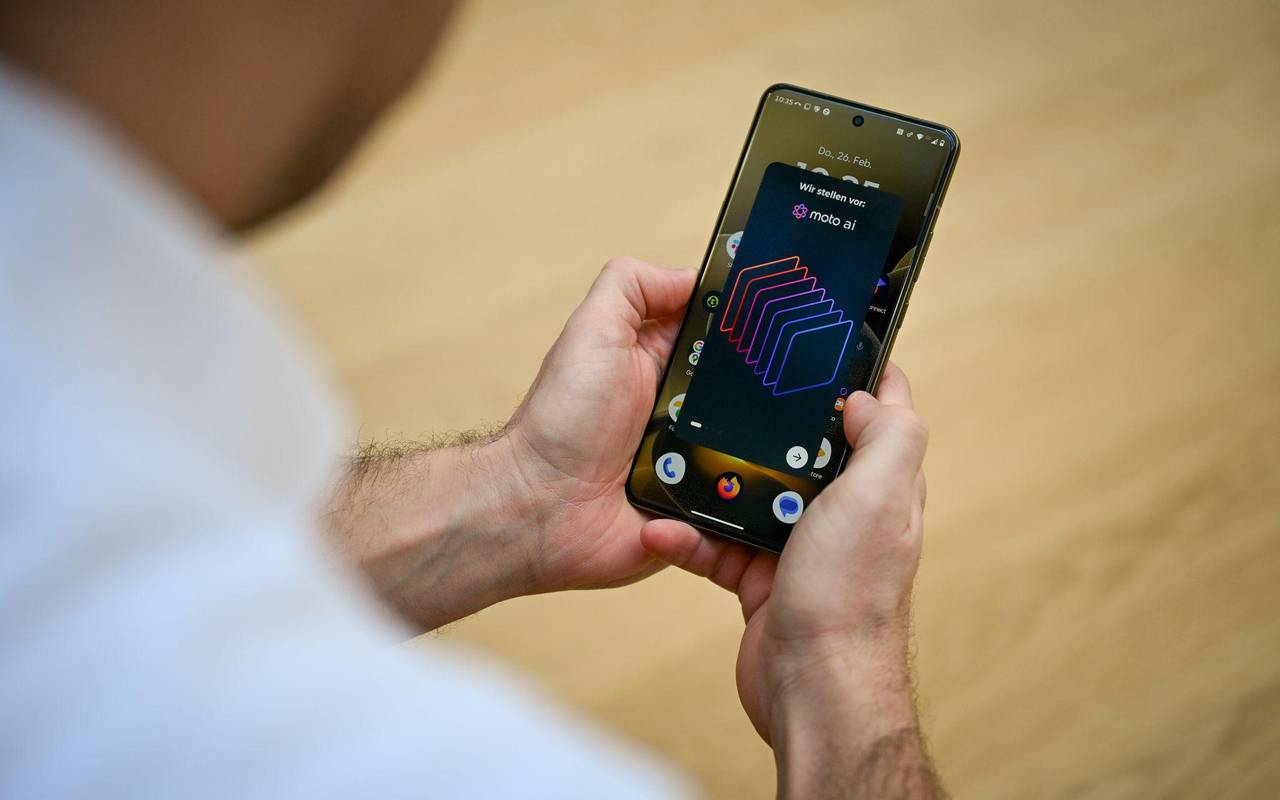 Ein Mann hält das Motorola Signature in den Händen