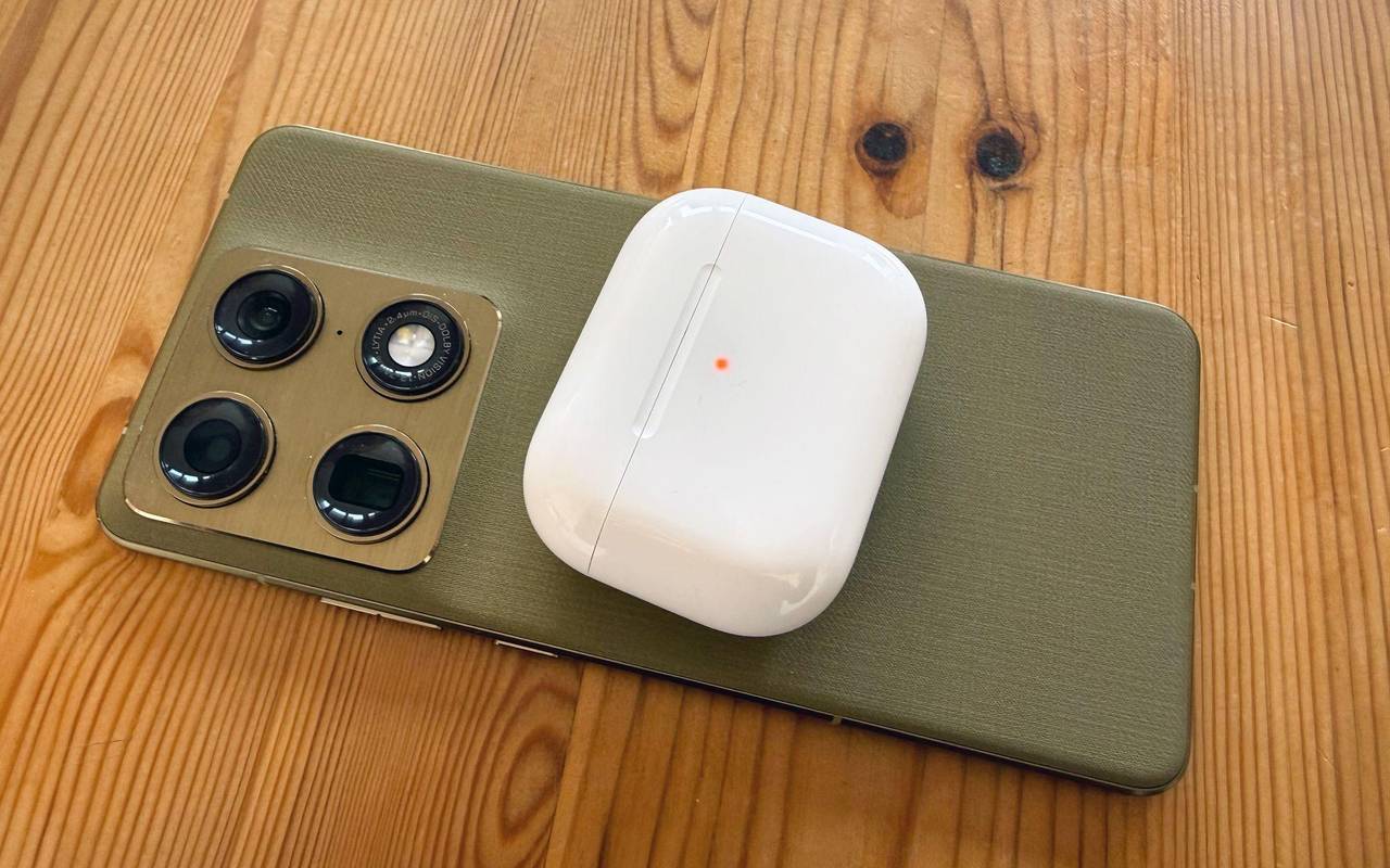 Motorola Signature und In-Ears liegen auf einem Tisch