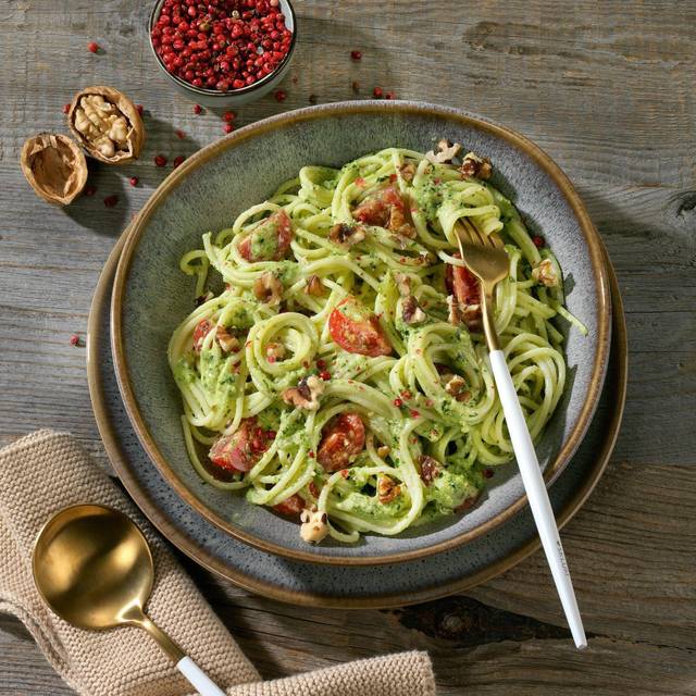 Spaghettini-Salat mit Petersilien-Walnuss-Pesto