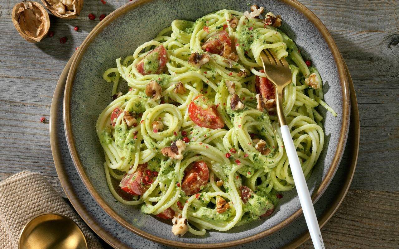 Spaghettini-Salat mit Petersilien-Walnuss-Pesto