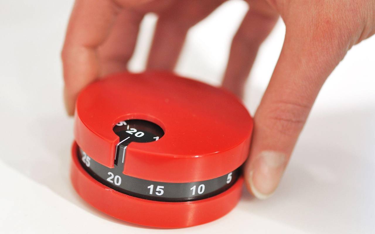 Eine Person stellt eine Küchenuhr