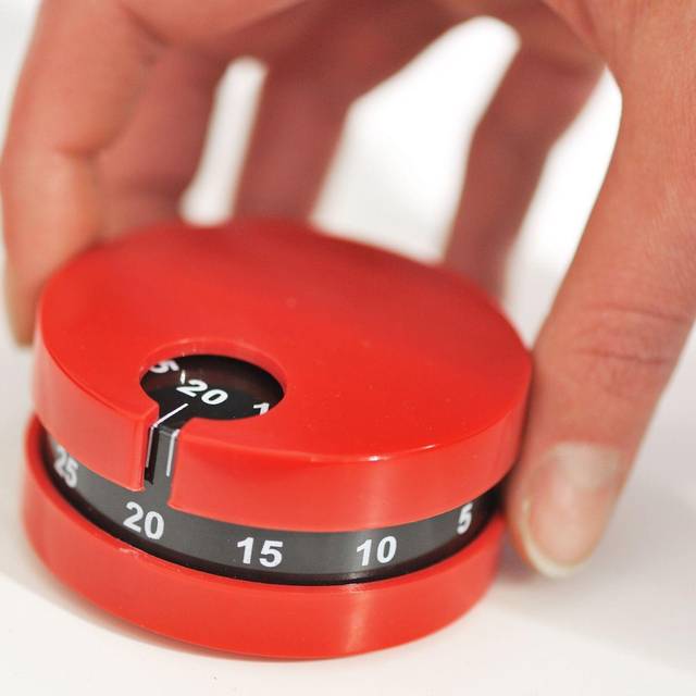 Eine Person stellt eine Küchenuhr