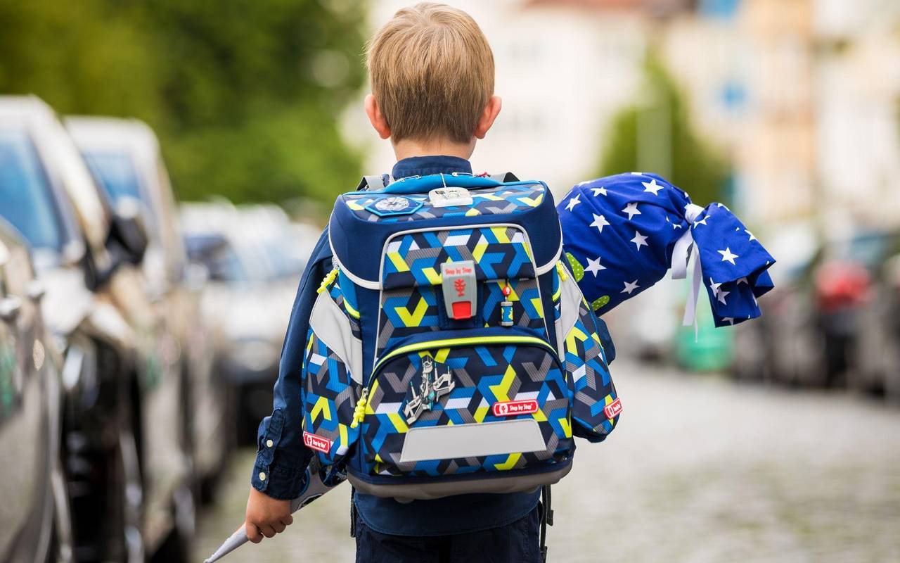 Erstklässler mit Schulranzen am Tag der Einschulung