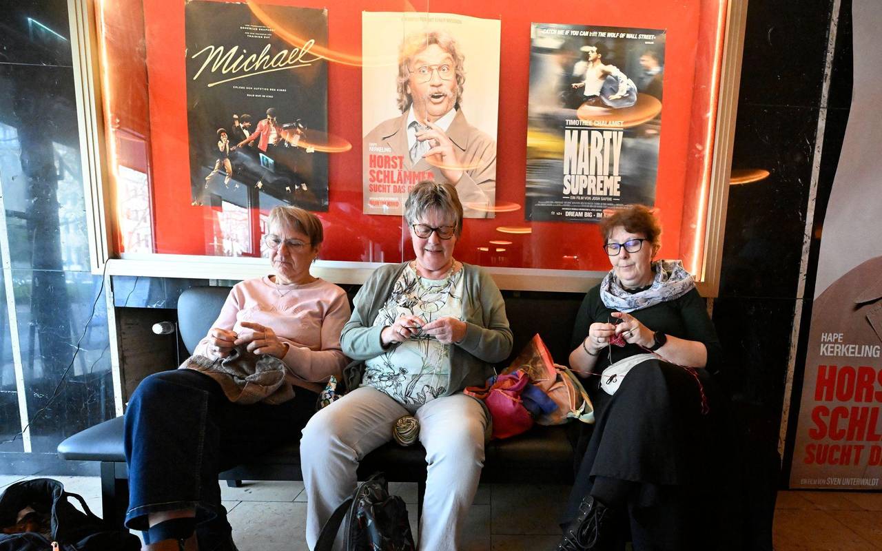 Mit Stricknadel und Wollknäuel ins Kino