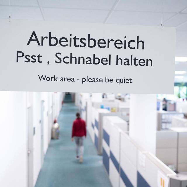 Schild mit Aufschrift „Arbeitsbereich Psst, Schnabel halten“