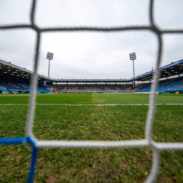 Fußballtor stürzt auf Kind - tot