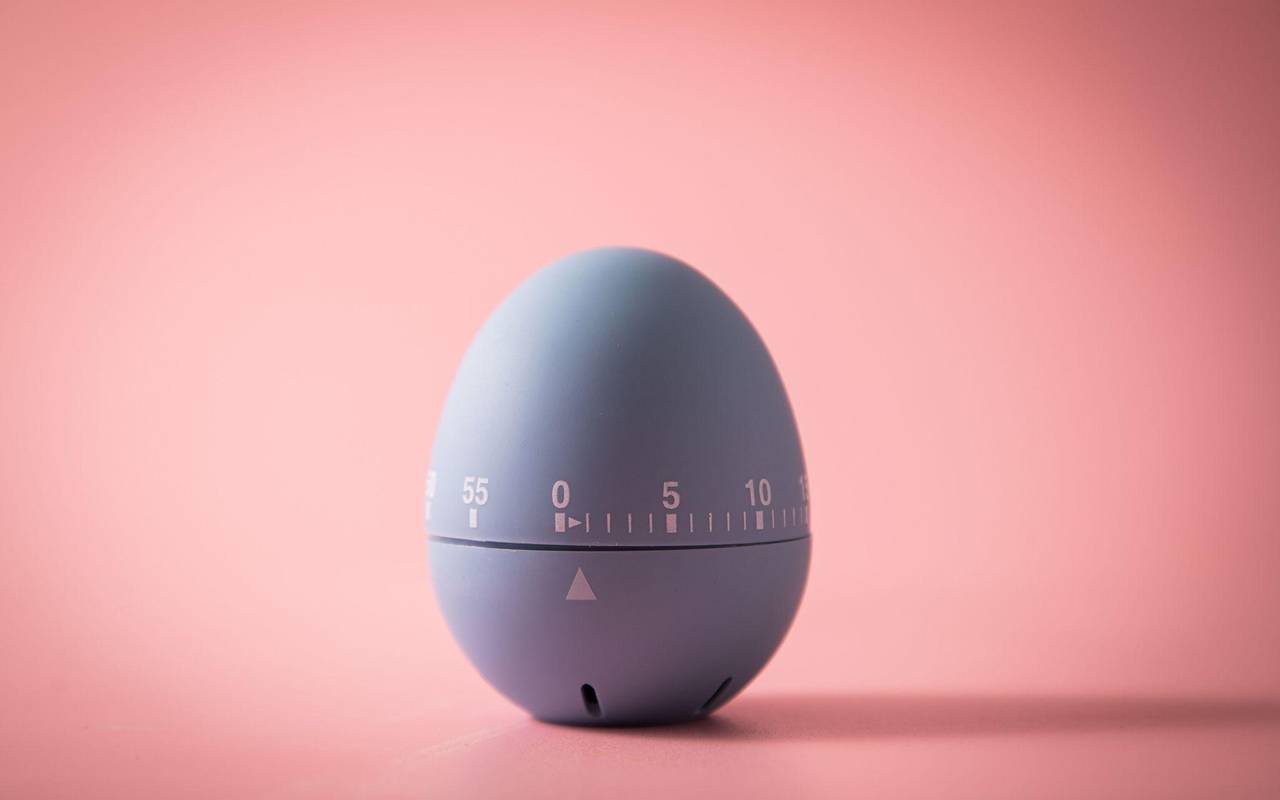 Eieruhr steht auf einem Tisch