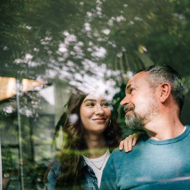 Vater und Tochter lächeln sich zu